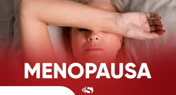 a imagem mostra uma mulher deitada sentindo o calor da menopausa